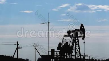 蓝天下的<strong>石油</strong>钻塔。<strong>开采石油</strong>和天然气，复制空间，工业